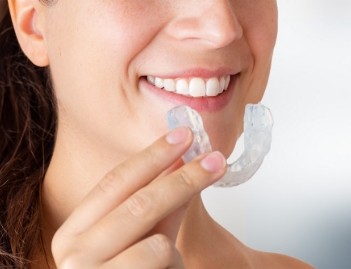 woman trying on splint